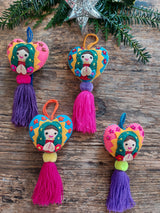 mexikanische Weihnachtsanhänger, Weihnachtsbaumanhänger Mexiko, bestickte Weihnachtsanhänger, Filz Weihnachtsanhänger, handgestickter Weihnachtsschmuck, Chiapas Anhänger, San Juan Chamula, bunte Weihnachtsdeko, mexikanische Filzornamente, Bommel Anhänger, Quaste / Tassel Anhänger, Pompon Weihnachtsanhänger, Jesuskind Anhänger, schwarzes Schaf Anhänger, folkloristischer Christbaumschmuck, handgemacht Mexiko, Fair-Trade Weihnachtsdeko, Boho Weihnachtsanhänger, farbenfroher Christbaumschmuck, traditionelle mex
