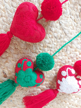 Baumschmuck, Weihnachtsdeko Taschenanhänger, Herz (rot-grün) handbestickt aus Mexiko, Kunsthandwerk