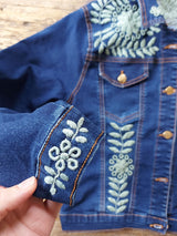 Jeansjacke bestickt Blumen, Otomi Stickerei, Jeansjacken Damen besonders, mexikanische Jeansjacke Stickerei Blumen, Jeansjacke bestickt hippie Boho, Jeansjacke Rücken bestickt, Jeansjacke oversize, bestickte Jeansjacke Damen, ausgefallene Jeansjacke, Blumenstickerei, florale Stickerei, dunkelblaue Denimjacke, handbestickt, Baumwolljacke, mexikanisches Design, Ethno-Mode, Frida Kahlo Stil, Hippie-Look, Boho-Chic, bunte Blumenmuster, strech, dunkelblau, Festival Style, Festival Outfit