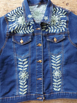 Jeansjacke bestickt Blumen, Otomi Stickerei, Jeansjacken Damen besonders, mexikanische Jeansjacke Stickerei Blumen, Jeansjacke bestickt hippie Boho, Jeansjacke Rücken bestickt, Jeansjacke oversize, bestickte Jeansjacke Damen, ausgefallene Jeansjacke, Blumenstickerei, florale Stickerei, dunkelblaue Denimjacke, handbestickt, Baumwolljacke, mexikanisches Design, Ethno-Mode, Frida Kahlo Stil, Hippie-Look, Boho-Chic, bunte Blumenmuster, strech, dunkelblau, Festival Style, Festival Outfit