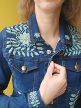 Jeansjacke bestickt Blumen, Otomi Stickerei, Jeansjacken Damen besonders, mexikanische Jeansjacke Stickerei Blumen, Jeansjacke bestickt hippie Boho, Jeansjacke Rücken bestickt, Jeansjacke oversize, bestickte Jeansjacke Damen, ausgefallene Jeansjacke, Blumenstickerei, florale Stickerei, dunkelblaue Denimjacke, handbestickt, Baumwolljacke, mexikanisches Design, Ethno-Mode, Frida Kahlo Stil, Hippie-Look, Boho-Chic, bunte Blumenmuster, strech, dunkelblau, Festival Style, Festival Outfit