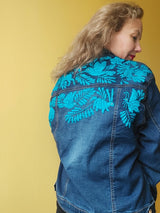 Jeansjacke bestickt Blumen, Tiermuster, türkis, Jeansjacken Damen besonders,  Jeansjacke Stickerei Blumen, Jeansjacke bestickt Boho, Jeansjacke Rücken bestickt, Jeansjacke oversize, bestickte Jeansjacke Damen, ausgefallene Jeansjacke, Blumenstickerei, florale Stickerei, dunkelblaue Denimjacke, handbestickt, Baumwolljacke, mexikanisches Design, Ethno-Mode, Frida Kahlo Stil, Hippie-Look, Boho-Chic, bunte Blumenmuster, strech, dunkelblau, Festival Style, Festival Outfit