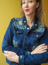 Jeansjacke bestickt Blumen, Otomi Stickerei, Jeansjacken Damen besonders, mexikanische Jeansjacke Stickerei Blumen, Jeansjacke bestickt hippie Boho, Jeansjacke Rücken bestickt, Jeansjacke oversize, bestickte Jeansjacke Damen, ausgefallene Jeansjacke, Blumenstickerei, florale Stickerei, dunkelblaue Denimjacke, handbestickt, Baumwolljacke, mexikanisches Design, Ethno-Mode, Frida Kahlo Stil, Hippie-Look, Boho-Chic, bunte Blumenmuster, strech, dunkelblau, Festival Style, Festival Outfit