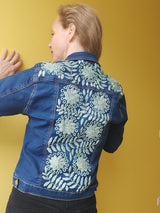 Jeansjacke bestickt Blumen, Otomi Stickerei, Jeansjacken Damen besonders, mexikanische Jeansjacke Stickerei Blumen, Jeansjacke bestickt hippie Boho, Jeansjacke Rücken bestickt, Jeansjacke oversize, bestickte Jeansjacke Damen, ausgefallene Jeansjacke, Blumenstickerei, florale Stickerei, dunkelblaue Denimjacke, handbestickt, Baumwolljacke, mexikanisches Design, Ethno-Mode, Frida Kahlo Stil, Hippie-Look, Boho-Chic, bunte Blumenmuster, strech, dunkelblau, Festival Style, Festival Outfit