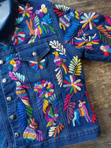Jeansjacke bestickt Blumen, Tiermuster, Kolibri, Otomi Stickerei, bunt, Jeansjacken Damen besonders, Jeansjacke Stickerei Blumen, Jeansjacke bestickt hippie Boho, Jeansjacke Rücken bestickt, Jeansjacke oversize, bestickte Jeansjacke Damen, ausgefallene Jeansjacke, Blumenstickerei, florale Stickerei, dunkelblaue Denimjacke, handbestickt, Baumwolljacke, mexikanisches Design, Ethno-Mode, Frida Kahlo Stil, Hippie-Look, Boho-Chic, bunte Blumenmuster, strech, dunkelblau, Festival Style, Festival Outfit