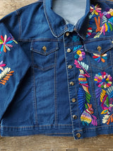 Jeansjacke bestickt Blumen, Tiermuster, Kolibri, Otomi Stickerei, bunt, Jeansjacken Damen besonders, Jeansjacke Stickerei Blumen, Jeansjacke bestickt hippie Boho, Jeansjacke Rücken bestickt, Jeansjacke oversize, bestickte Jeansjacke Damen, ausgefallene Jeansjacke, Blumenstickerei, florale Stickerei, dunkelblaue Denimjacke, handbestickt, Baumwolljacke, mexikanisches Design, Ethno-Mode, Frida Kahlo Stil, Hippie-Look, Boho-Chic, bunte Blumenmuster, strech, dunkelblau, Festival Style, Festival Outfit