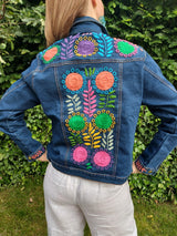 Jeansjacken Damen besonders mit Blumen bestickt, Jeansjacke bestickt florale Muster, mexikanische Jeansjacke Stickerei Blumen, Jeansjacke bestickt Boho, Jeansjacke Rücken bestickt, Jeansjacke oversize, bestickte Jeansjacke Damen, ausgefallene Jeansjacke, Blumenstickerei, dunkelblaue Denimjacke, handbestickt, Baumwolljacke, mexikanisches Design, Ethno-Mode, Frida Kahlo Stil, Hippie-Look, Boho-Chic, bunte Blumenmuster, stretch, dunkelblau, Festival Style, Festival Outfit