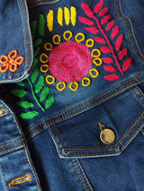 Jeansjacken Damen besonders mit Blumen bestickt, Jeansjacke bestickt florale Muster, mexikanische Jeansjacke Stickerei Blumen, Jeansjacke bestickt Boho, Jeansjacke Rücken bestickt, Jeansjacke oversize, bestickte Jeansjacke Damen, ausgefallene Jeansjacke, Blumenstickerei, dunkelblaue Denimjacke, handbestickt, Baumwolljacke, mexikanisches Design, Ethno-Mode, Frida Kahlo Stil, Hippie-Look, Boho-Chic, bunte Blumenmuster, stretch, dunkelblau, Festival Style, Festival Outfit