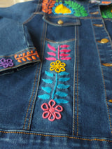 Jeansjacken Damen besonders mit Blumen bestickt, Jeansjacke bestickt florale Muster, mexikanische Jeansjacke Stickerei Blumen, Jeansjacke bestickt Boho, Jeansjacke Rücken bestickt, Jeansjacke oversize, bestickte Jeansjacke Damen, ausgefallene Jeansjacke, Blumenstickerei, dunkelblaue Denimjacke, handbestickt, Baumwolljacke, mexikanisches Design, Ethno-Mode, Frida Kahlo Stil, Hippie-Look, Boho-Chic, bunte Blumenmuster, stretch, dunkelblau, Festival Style, Festival Outfit