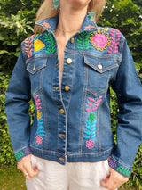 Jeansjacken Damen besonders mit Blumen bestickt, Jeansjacke bestickt florale Muster, mexikanische Jeansjacke Stickerei Blumen, Jeansjacke bestickt Boho, Jeansjacke Rücken bestickt, Jeansjacke oversize, bestickte Jeansjacke Damen, ausgefallene Jeansjacke, Blumenstickerei, dunkelblaue Denimjacke, handbestickt, Baumwolljacke, mexikanisches Design, Ethno-Mode, Frida Kahlo Stil, Hippie-Look, Boho-Chic, bunte Blumenmuster, stretch, dunkelblau, Festival Style, Festival Outfit