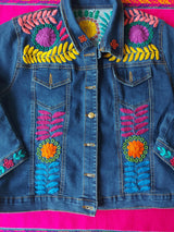 Jeansjacken Damen besonders mit Blumen bestickt, Jeansjacke bestickt florale Muster, mexikanische Jeansjacke Stickerei Blumen, Jeansjacke bestickt Boho, Jeansjacke Rücken bestickt, Jeansjacke oversize, bestickte Jeansjacke Damen, ausgefallene Jeansjacke, Blumenstickerei, dunkelblaue Denimjacke, handbestickt, Baumwolljacke, mexikanisches Design, Ethno-Mode, Frida Kahlo Stil, Hippie-Look, Boho-Chic, bunte Blumenmuster, stretch, dunkelblau, Festival Style, Festival Outfit