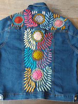 Jeansjacken Damen besonders mit Blumen bestickt, Jeansjacke bestickt florale Muster, mexikanische Jeansjacke Stickerei Blumen, Jeansjacke bestickt Boho, Jeansjacke Rücken bestickt, Jeansjacke oversize, bestickte Jeansjacke Damen, ausgefallene Jeansjacke, Blumenstickerei, dunkelblaue Denimjacke, handbestickt, Baumwolljacke, mexikanisches Design, Ethno-Mode, Frida Kahlo Stil, Hippie-Look, Boho-Chic, bunte Blumenmuster, stretch, dunkelblau, Festival Style, Festival Outfit