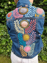 Jeansjacken Damen besonders mit Blumen bestickt, Jeansjacke bestickt florale Muster, mexikanische Jeansjacke Stickerei Blumen, Jeansjacke bestickt Boho, Jeansjacke Rücken bestickt, Jeansjacke oversize, bestickte Jeansjacke Damen Erdtöne, ausgefallene Jeansjacke, Blumenstickerei, dunkelblaue Denimjacke, handbestickt, Baumwolljacke, mexikanisches Design, Ethno-Mode, Frida Kahlo Stil, Hippie-Look, Boho-Chic, bunte Blumenmuster, stretch, dunkelblau, Festival Style, Festival Outfit