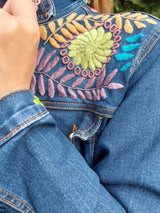 Jeansjacken Damen besonders mit Blumen bestickt, Jeansjacke bestickt florale Muster, mexikanische Jeansjacke Stickerei Blumen, Jeansjacke bestickt Boho, Jeansjacke Rücken bestickt, Jeansjacke oversize, bestickte Jeansjacke Damen, ausgefallene Jeansjacke, Blumenstickerei, dunkelblaue Denimjacke, handbestickt, Baumwolljacke, mexikanisches Design, Ethno-Mode, Frida Kahlo Stil, Hippie-Look, Boho-Chic, bunte Blumenmuster, stretch, dunkelblau, Festival Style, Festival Outfit