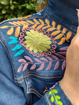 Jeansjacken Damen besonders mit Blumen bestickt, Jeansjacke bestickt florale Muster, mexikanische Jeansjacke Stickerei Blumen, Jeansjacke bestickt Boho, Jeansjacke Rücken bestickt, Jeansjacke oversize, bestickte Jeansjacke Damen, ausgefallene Jeansjacke, Blumenstickerei, dunkelblaue Denimjacke, handbestickt, Baumwolljacke, mexikanisches Design, Ethno-Mode, Frida Kahlo Stil, Hippie-Look, Boho-Chic, bunte Blumenmuster, stretch, dunkelblau, Festival Style, Festival Outfit