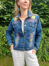 Jeansjacken Damen besonders mit Blumen bestickt, Jeansjacke bestickt florale Muster, mexikanische Jeansjacke Stickerei Blumen, Jeansjacke bestickt Boho, Jeansjacke Rücken bestickt, Jeansjacke oversize, bestickte Jeansjacke Damen, ausgefallene Jeansjacke, Blumenstickerei, dunkelblaue Denimjacke, handbestickt, Baumwolljacke, mexikanisches Design, Ethno-Mode, Frida Kahlo Stil, Hippie-Look, Boho-Chic, bunte Blumenmuster, stretch, dunkelblau, Festival Style, Festival Outfit