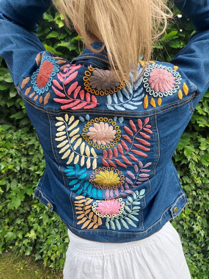 Jeansjacke bestickt dunkelblau Blumen Handarbeit Kunsthandwerk