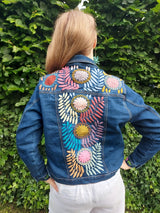 Jeansjacken Damen besonders mit Blumen bestickt, Jeansjacke bestickt florale Muster, mexikanische Jeansjacke Stickerei Blumen, Jeansjacke bestickt Boho, Jeansjacke Rücken bestickt, Jeansjacke oversize, bestickte Jeansjacke Damen, ausgefallene Jeansjacke, Blumenstickerei, dunkelblaue Denimjacke, handbestickt, Baumwolljacke, mexikanisches Design, Ethno-Mode, Frida Kahlo Stil, Hippie-Look, Boho-Chic, bunte Blumenmuster, stretch, dunkelblau, Festival Style, Festival Outfit