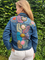 Jeansjacken Damen besonders mit Blumen bestickt, Jeansjacke bestickt florale Muster, mexikanische Jeansjacke Stickerei Blumen, Jeansjacke bestickt Boho, Jeansjacke Rücken bestickt, Jeansjacke oversize, bestickte Jeansjacke Damen, ausgefallene Jeansjacke, Blumenstickerei, dunkelblaue Denimjacke, handbestickt, Baumwolljacke, mexikanisches Design, Ethno-Mode, Frida Kahlo Stil, Hippie-Look, Boho-Chic, bunte Blumenmuster, stretch, dunkelblau, Festival Style, Festival Outfit
