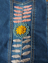 Jeansjacken Damen besonders mit Blumen bestickt, Jeansjacke bestickt florale Muster, mexikanische Jeansjacke Stickerei Blumen, Jeansjacke bestickt Boho, Jeansjacke Rücken bestickt, Jeansjacke oversize, bestickte Jeansjacke Damen, ausgefallene Jeansjacke, Blumenstickerei, dunkelblaue Denimjacke, handbestickt, Baumwolljacke, mexikanisches Design, Ethno-Mode, Frida Kahlo Stil, Hippie-Look, Boho-Chic, bunte Blumenmuster, stretch, dunkelblau, Festival Style, Festival Outfit