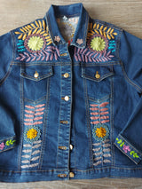 Jeansjacken Damen besonders mit Blumen bestickt, Jeansjacke bestickt florale Muster, mexikanische Jeansjacke Stickerei Blumen, Jeansjacke bestickt Boho, Jeansjacke Rücken bestickt, Jeansjacke oversize, bestickte Jeansjacke Damen, ausgefallene Jeansjacke, Blumenstickerei, dunkelblaue Denimjacke, handbestickt, Baumwolljacke, mexikanisches Design, Ethno-Mode, Frida Kahlo Stil, Hippie-Look, Boho-Chic, bunte Blumenmuster, stretch, dunkelblau, Festival Style, Festival Outfit