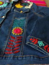 Jeansjacken Damen besonders mit Blumen bestickt, Jeansjacke bestickt florale Muster, mexikanische Jeansjacke Stickerei Blumen, Jeansjacke bestickt Boho, Jeansjacke Rücken bestickt, Jeansjacke oversize, bestickte Jeansjacke Damen, ausgefallene Jeansjacke, Blumenstickerei, dunkelblaue Denimjacke, handbestickt, Baumwolljacke, mexikanisches Design, Ethno-Mode, Frida Kahlo Stil, Hippie-Look, Boho-Chic, bunte Blumenmuster, stretch, dunkelblau, Festival Style, Festival Outfit