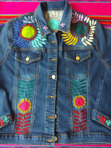 Jeansjacken Damen besonders mit Blumen bestickt, Jeansjacke bestickt florale Muster, mexikanische Jeansjacke Stickerei Blumen, Jeansjacke bestickt Boho, Jeansjacke Rücken bestickt, Jeansjacke oversize, bestickte Jeansjacke Damen, ausgefallene Jeansjacke, Blumenstickerei, dunkelblaue Denimjacke, handbestickt, Baumwolljacke, mexikanisches Design, Ethno-Mode, Frida Kahlo Stil, Hippie-Look, Boho-Chic, bunte Blumenmuster, stretch, dunkelblau, Festival Style, Festival Outfit