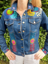 Jeansjacken Damen besonders mit Blumen bestickt, Jeansjacke bestickt florale Muster, mexikanische Jeansjacke Stickerei Blumen, Jeansjacke bestickt Boho, Jeansjacke Rücken bestickt, Jeansjacke oversize, bestickte Jeansjacke Damen, ausgefallene Jeansjacke, Blumenstickerei, dunkelblaue Denimjacke, handbestickt, Baumwolljacke, mexikanisches Design, Ethno-Mode, Frida Kahlo Stil, Hippie-Look, Boho-Chic, bunte Blumenmuster, stretch, dunkelblau, Festival Style, Festival Outfit