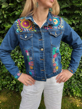Jeansjacken Damen besonders mit Blumen bestickt, Jeansjacke bestickt florale Muster, mexikanische Jeansjacke Stickerei Blumen, Jeansjacke bestickt Boho, Jeansjacke Rücken bestickt, Jeansjacke oversize, bestickte Jeansjacke Damen, ausgefallene Jeansjacke, Blumenstickerei, dunkelblaue Denimjacke, handbestickt, Baumwolljacke, mexikanisches Design, Ethno-Mode, Frida Kahlo Stil, Hippie-Look, Boho-Chic, bunte Blumenmuster, stretch, dunkelblau, Festival Style, Festival Outfit
