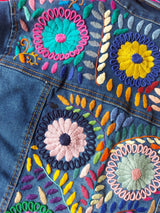 Jeansjacken Damen besonders mit Blumen bestickt, Jeansjacke bestickt florale Muster, mexikanische Jeansjacke Stickerei Blumen, Jeansjacke bestickt Boho, Jeansjacke Rücken bestickt, Jeansjacke oversize, bestickte Jeansjacke Damen, ausgefallene Jeansjacke, Blumenstickerei, dunkelblaue Denimjacke, handbestickt, Baumwolljacke, mexikanisches Design, Ethno-Mode, Frida Kahlo Stil, Hippie-Look, Boho-Chic, bunte Blumenmuster, stretch, dunkelblau, Festival Style, Festival Outfit