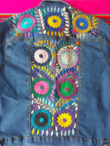 Jeansjacken Damen besonders mit Blumen bestickt, Jeansjacke bestickt florale Muster, mexikanische Jeansjacke Stickerei Blumen, Jeansjacke bestickt Boho, Jeansjacke Rücken bestickt, Jeansjacke oversize, bestickte Jeansjacke Damen, ausgefallene Jeansjacke, Blumenstickerei, dunkelblaue Denimjacke, handbestickt, Baumwolljacke, mexikanisches Design, Ethno-Mode, Frida Kahlo Stil, Hippie-Look, Boho-Chic, bunte Blumenmuster, stretch, dunkelblau, Festival Style, Festival Outfit
