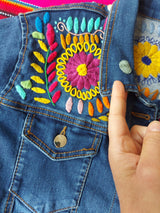 Jeansjacken Damen besonders mit Blumen bestickt, Jeansjacke bestickt florale Muster, mexikanische Jeansjacke Stickerei Blumen, Jeansjacke bestickt Boho, Jeansjacke Rücken bestickt, Jeansjacke oversize, bestickte Jeansjacke Damen, ausgefallene Jeansjacke, Blumenstickerei, dunkelblaue Denimjacke, handbestickt, Baumwolljacke, mexikanisches Design, Ethno-Mode, Frida Kahlo Stil, Hippie-Look, Boho-Chic, bunte Blumenmuster, stretch, dunkelblau, Festival Style, Festival Outfit