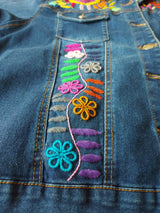 Jeansjacken Damen besonders mit Blumen bestickt, Jeansjacke bestickt florale Muster, mexikanische Jeansjacke Stickerei Blumen, Jeansjacke bestickt Boho, Jeansjacke Rücken bestickt, Jeansjacke oversize, bestickte Jeansjacke Damen, ausgefallene Jeansjacke, Blumenstickerei, dunkelblaue Denimjacke, handbestickt, Baumwolljacke, mexikanisches Design, Ethno-Mode, Frida Kahlo Stil, Hippie-Look, Boho-Chic, bunte Blumenmuster, stretch, dunkelblau, Festival Style, Festival Outfit
