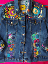 Jeansjacken Damen besonders mit Blumen bestickt, Jeansjacke bestickt florale Muster, mexikanische Jeansjacke Stickerei Blumen, Jeansjacke bestickt Boho, Jeansjacke Rücken bestickt, Jeansjacke oversize, bestickte Jeansjacke Damen, ausgefallene Jeansjacke, Blumenstickerei, dunkelblaue Denimjacke, handbestickt, Baumwolljacke, mexikanisches Design, Ethno-Mode, Frida Kahlo Stil, Hippie-Look, Boho-Chic, bunte Blumenmuster, stretch, dunkelblau, Festival Style, Festival Outfit