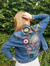 Jeansjacken Damen besonders mit Blumen bestickt, Jeansjacke bestickt florale Muster, mexikanische Jeansjacke Stickerei Blumen, Jeansjacke bestickt Boho, Jeansjacke Rücken bestickt, Jeansjacke oversize, bestickte Jeansjacke Damen, ausgefallene Jeansjacke, Blumenstickerei, dunkelblaue Denimjacke, handbestickt, Baumwolljacke, mexikanisches Design, Ethno-Mode, Frida Kahlo Stil, Hippie-Look, Boho-Chic, bunte Blumenmuster, stretch, dunkelblau, Festival Style, Festival Outfit