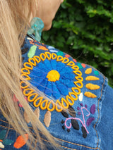 Jeansjacken Damen besonders mit Blumen bestickt, Jeansjacke bestickt florale Muster, mexikanische Jeansjacke Stickerei Blumen, Jeansjacke bestickt Boho, Jeansjacke Rücken bestickt, Jeansjacke oversize, bestickte Jeansjacke Damen, ausgefallene Jeansjacke, Blumenstickerei, dunkelblaue Denimjacke, handbestickt, Baumwolljacke, mexikanisches Design, Ethno-Mode, Frida Kahlo Stil, Hippie-Look, Boho-Chic, bunte Blumenmuster, stretch, dunkelblau, Festival Style, Festival Outfit