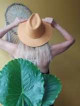 Fedora Hut beige, creme, honig, hellbraun, Veganer Hut, Breite Krempe, Cowboyhut, Handgefertigter Hut, Wildleder Imitat Hut, Hut für Herbst Winter Frühling, Boho Hut, Hut für Frauen, Mexikanischer Hut, Stilvoller Hut, Sombrero, Hut, Mütze, farbenfroh, Wetterfest, mexikanisch, Fedora Hut, blau, Hochzeit, elegant