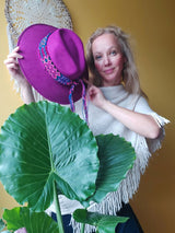 Hut Fedora (lila, dunkellila, Beerenfarbe, Herbstfarben) mit breiter Krempe, Mexiko, Kunsthandwerk, mit Dekoband geflochten, geometrische Muster, Cowboyhut, Mütze für Damen, boho Hut bemalt, Blumenmuster, Hut für den Herbst/Winter, Westernhut, sombrero