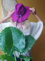 Hut Fedora (lila, dunkellila, Beerenfarbe, Herbstfarben) mit breiter Krempe, Mexiko, Kunsthandwerk, mit Dekoband geflochten, geometrische Muster, Cowboyhut, Mütze für Damen, boho Hut bemalt, Blumenmuster, Hut für den Herbst/Winter, Westernhut, sombrero