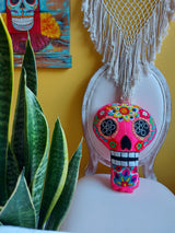 Blumenstickerei, Kunsthandwerk, Tag der Toten, dia de muertos, catrina, Schädel, Calavera, Skull, Totenkopf, Sugarskull Kissen, Deko, Tag der Toten, Bestickt, Mexiko, Mexikanisch, Totenkopf Tatoo, mexikanisch Wohnen, mexikanische Wohnkultur, Kissenbezug, mexican skull cushion, mexikanische Einrichtung, Kolonialstil, Hacienda, Calavera Kissen, Sugar Skull Kissen, Día de los Muertos Deko, Totenkopf Kissen pink Mexiko, Mexikanisches Totenkopf Kissen, Totenkopf Deko Halloween, Skull Halloween Dekoration