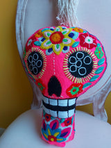 Blumenstickerei, Kunsthandwerk, Tag der Toten, dia de muertos Kissen pink, catrina, Schädel, Calavera, Skull, Totenkopf, Sugarskull Kissen, Deko, Tag der Toten, Bestickt, Mexiko, Mexikanisch, Totenkopf Tatoo, mexikanisch Wohnen, mexikanische Wohnkultur, Kissenbezug, mexican skull cushion, mexikanische Einrichtung, Kolonialstil, Hacienda, Calavera Kissen, Sugar Skull Kissen, Día de los Muertos Deko, Totenkopf Kissen Mexiko, Mexikanisches Totenkopf Kissen, Totenkopf Deko Halloween, Skull Halloween Dekoration