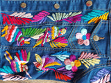 Jeansjacke bestickt Blumen, Tiermuster, Kolibri, Otomi Stickerei, bunt, Jeansjacken Damen besonders, Jeansjacke Stickerei Blumen, Jeansjacke bestickt hippie Boho, Jeansjacke Rücken bestickt, Jeansjacke oversize, bestickte Jeansjacke Damen, ausgefallene Jeansjacke, Blumenstickerei, florale Stickerei, dunkelblaue Denimjacke, handbestickt, Baumwolljacke, mexikanisches Design, Ethno-Mode, Frida Kahlo Stil, Hippie-Look, Boho-Chic, bunte Blumenmuster, strech, dunkelblau, Festival Style, Festival Outfit