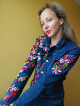 Jeansjacke bestickt Blumen, Tiermuster, Kolibri, Otomi Stickerei, bunt, Jeansjacken Damen besonders, Jeansjacke Stickerei Blumen, Jeansjacke bestickt hippie Boho, Jeansjacke Rücken bestickt, Jeansjacke oversize, bestickte Jeansjacke Damen, ausgefallene Jeansjacke, Blumenstickerei, florale Stickerei, dunkelblaue Denimjacke, handbestickt, Baumwolljacke, mexikanisches Design, Ethno-Mode, Frida Kahlo Stil, Hippie-Look, Boho-Chic, bunte Blumenmuster, strech, dunkelblau, Festival Style, Festival Outfit