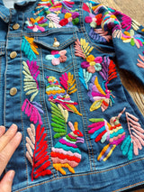 Jeansjacke bestickt Blumen, Tiermuster, Kolibri, Otomi Stickerei, bunt, Jeansjacken Damen besonders, Jeansjacke Stickerei Blumen, Jeansjacke bestickt hippie Boho, Jeansjacke Rücken bestickt, Jeansjacke oversize, bestickte Jeansjacke Damen, ausgefallene Jeansjacke, Blumenstickerei, florale Stickerei, dunkelblaue Denimjacke, handbestickt, Baumwolljacke, mexikanisches Design, Ethno-Mode, Frida Kahlo Stil, Hippie-Look, Boho-Chic, bunte Blumenmuster, strech, dunkelblau, Festival Style, Festival Outfit