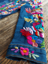Jeansjacke bestickt Blumen, Tiermuster, Kolibri, Otomi Stickerei, bunt, Jeansjacken Damen besonders, Jeansjacke Stickerei Blumen, Jeansjacke bestickt hippie Boho, Jeansjacke Rücken bestickt, Jeansjacke oversize, bestickte Jeansjacke Damen, ausgefallene Jeansjacke, Blumenstickerei, florale Stickerei, dunkelblaue Denimjacke, handbestickt, Baumwolljacke, mexikanisches Design, Ethno-Mode, Frida Kahlo Stil, Hippie-Look, Boho-Chic, bunte Blumenmuster, strech, dunkelblau, Festival Style, Festival Outfit