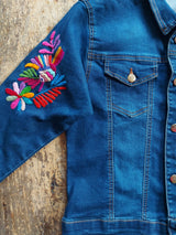 Jeansjacke bestickt Blumen, Tiermuster, Kolibri, Otomi Stickerei, bunt, Jeansjacken Damen besonders, Jeansjacke Stickerei Blumen, Jeansjacke bestickt hippie Boho, Jeansjacke Rücken bestickt, Jeansjacke oversize, bestickte Jeansjacke Damen, ausgefallene Jeansjacke, Blumenstickerei, florale Stickerei, dunkelblaue Denimjacke, handbestickt, Baumwolljacke, mexikanisches Design, Ethno-Mode, Frida Kahlo Stil, Hippie-Look, Boho-Chic, bunte Blumenmuster, strech, dunkelblau, Festival Style, Festival Outfit