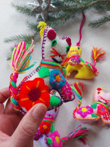 Mexikanische Weihnachtsanhänger Katze, Weihnachtsbaumanhänger Katze Mexiko, bestickte Weihnachtsanhänger Tiermotive, Filz Weihnachtsanhänger Tiere, handgestickter Weihnachtsschmuck, Weihnachtsdeko ausgefallen, bunte Weihnachtsdeko, mexikanische Filzornamente, Bommel Anhänger, Quaste / Tassel Anhänger, Pompon Weihnachtsanhänger Katze Baumschmuck Hund folkloristischer Christbaumschmuck, handgemacht Mexiko, Fair-Trade Weihnachtsdeko, Boho Weihnachtsanhänger, farbenfroher Christbaumschmuck
