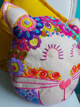 Katzen Kissen aus Mexiko, mexikanisch, Deko Kissen in Katzenform, handarbeit, Kunsthandwerk, Chiapas, Blumenstickerei, bunte kräftige Farben, Wohnzimmerdeko, throw pillow cat form Mexican, mexikanische Einrichtung