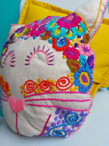Katzen Kissen aus Mexiko, mexikanisch, Deko Kissen in Katzenform, handarbeit, Kunsthandwerk, Chiapas, Blumenstickerei, bunte kräftige Farben, Wohnzimmerdeko, throw pillow cat form Mexican, mexikanische Einrichtung