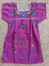 Kinder tunika Kleid Sommer mexikanisch Mexiko bestickt Blumen pink Handarbeit Kunsthandwerk Reh Mädchen Chiapas
